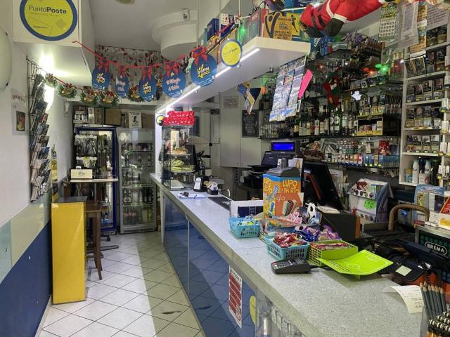 Locale Commerciale in vendita a Saline, Marche