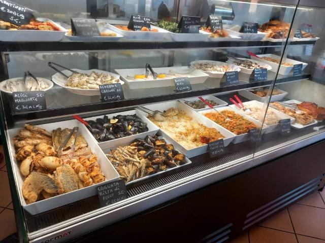 Locale Commerciale in vendita a Rione Porto, Senigallia