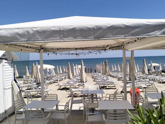 Locale Commerciale in vendita a Ciarnin, Marche