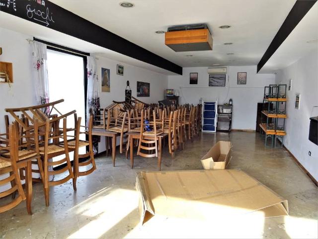 Locale Commerciale in vendita a Portone, Senigallia