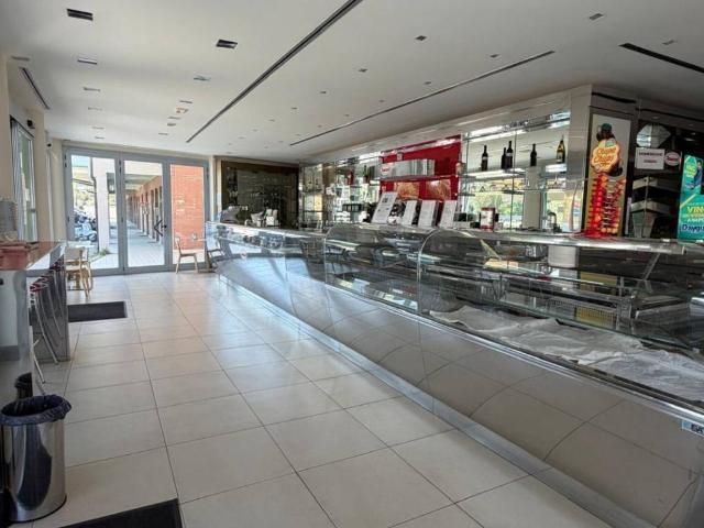 Locale Commerciale in vendita a Borgo Molino, Marche