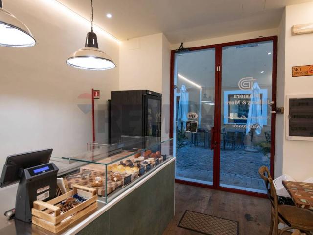 Locale Commerciale in vendita a Rione Porto, Marche