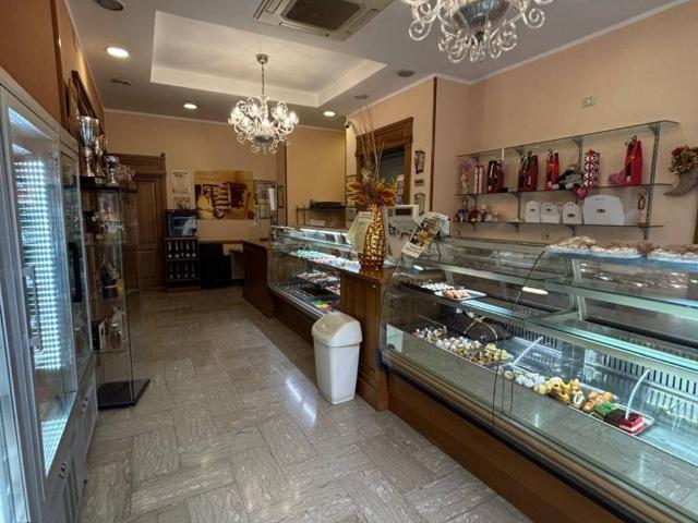 Locale Commerciale in vendita a Sparanise, Caserta