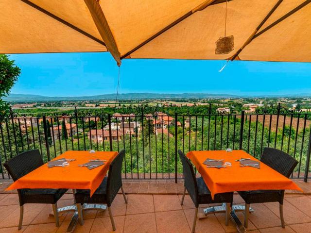 Locale Commerciale in vendita a Spello, Umbria
