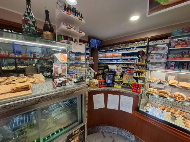 Locale Commerciale in vendita a Spoleto, Umbria