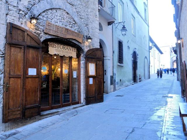 Locale Commerciale in vendita a Spoleto, Umbria