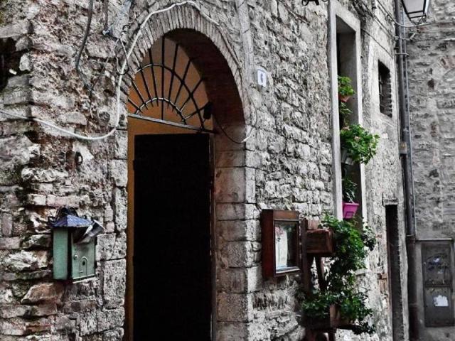 Locale Commerciale in vendita a Spoleto, Umbria