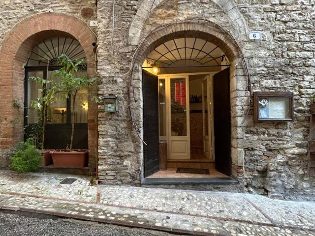 Locale Commerciale in vendita a Spoleto, Umbria