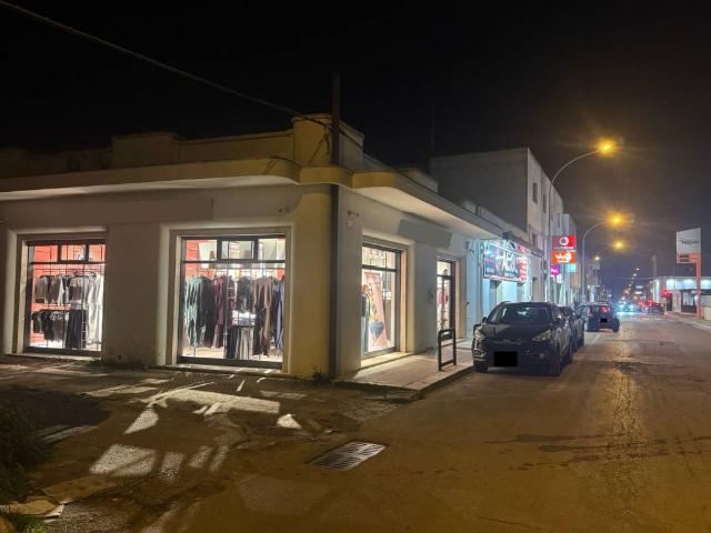 Locale Commerciale in vendita a Puglia, Lecce