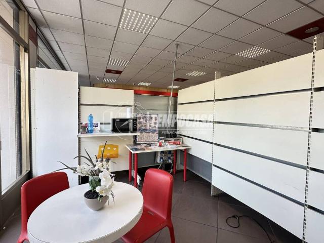Locale Commerciale in vendita a Comunità montana del Sebino bresciano, Sulzano
