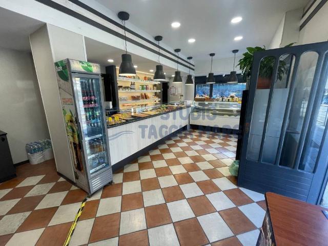 Locale Commerciale in vendita a Taggia, Arma Di Taggia