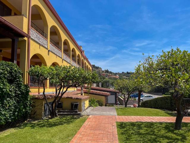 Locale Commerciale in vendita a Taormina, Sicilia