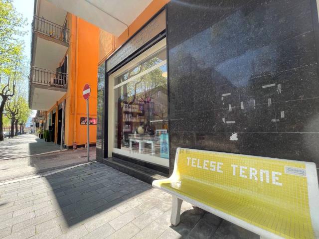 Locale Commerciale in vendita a Telese Terme, Campania