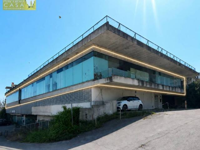 Locale Commerciale in vendita a Teramo, Abruzzo
