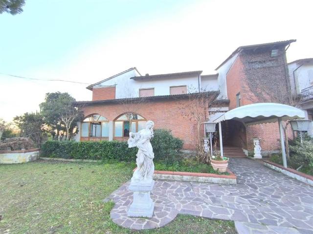 Locale Commerciale in vendita a Terranuova Bracciolini, Toscana