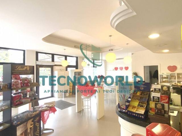 Locale Commerciale in vendita a Cappuccini, Thiene