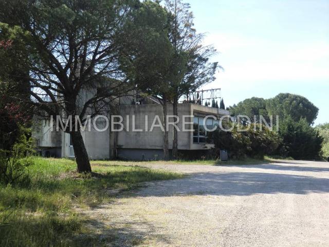 Locale Commerciale in vendita a Izzalini, Umbria
