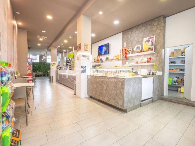 Locale Commerciale in vendita a Marche, Macerata