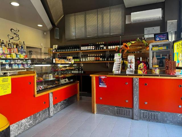 Locale Commerciale in vendita a Marche, Macerata