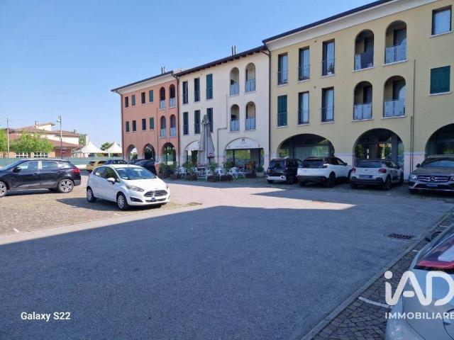 Locale Commerciale in vendita a Tombolo, Veneto