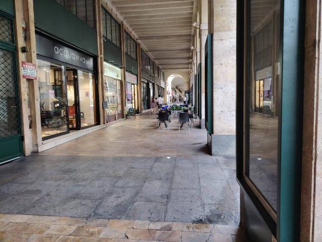 Locale Commerciale in vendita a Circoscrizione 1, Piemonte