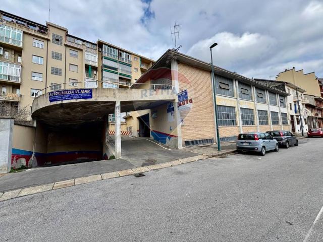 Locale Commerciale in vendita a Circoscrizione 5, Piemonte