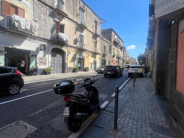 Locale Commerciale in vendita a Sant'Antonio, Torre Del Greco