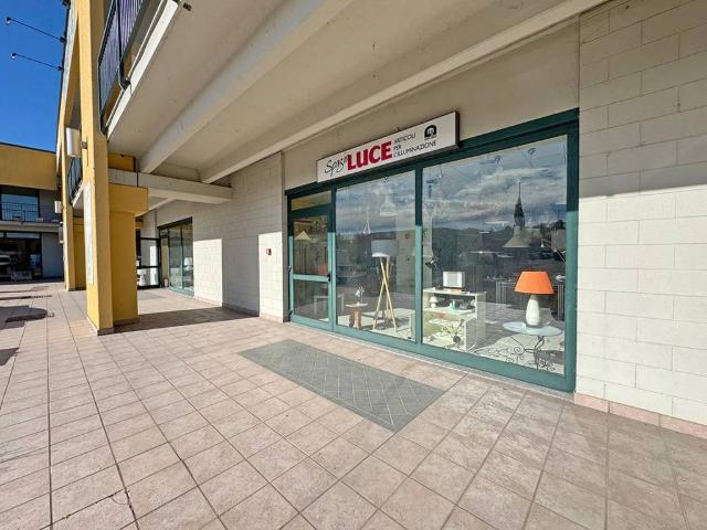 Locale Commerciale in vendita a Torricella Verzate, Lombardia