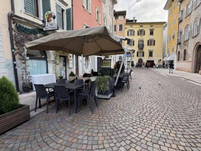 Locale Commerciale in vendita a Territorio Val d'Adige, Trento