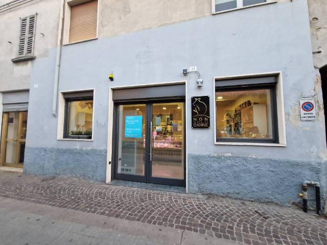 Locale Commerciale in vendita a Treviglio, Lombardia