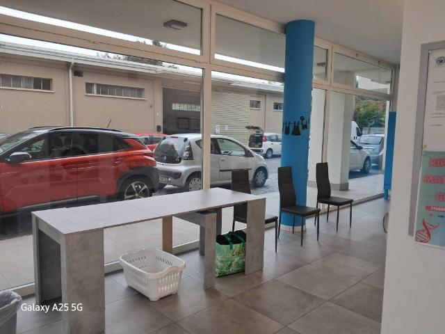 Locale Commerciale in vendita a Roncola, Treviolo