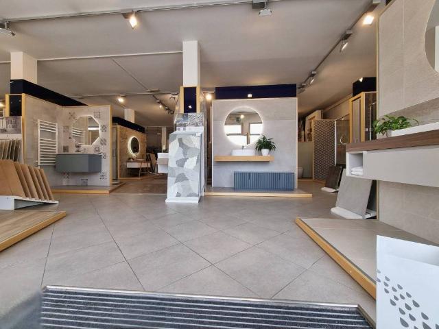 Locale Commerciale in vendita a Treviso, Veneto