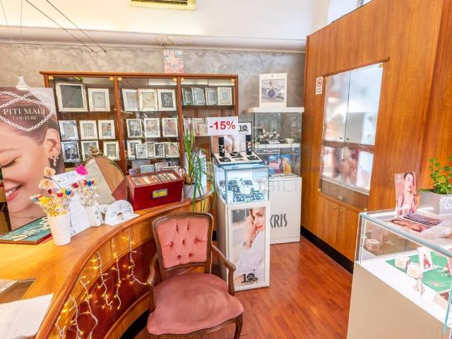 Locale Commerciale in vendita a Roiano-Gretta-Barcola-Cologna-Scorcola, Villa Opicina