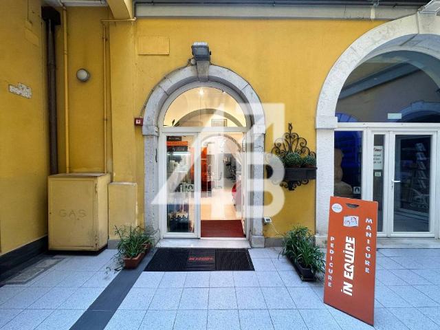 Locale Commerciale in vendita a Città Nuova-Barriera Nuova-San Vito-Città Vecchia, Villa Opicina