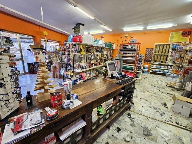 Locale Commerciale in vendita a Piemonte, Cuneo