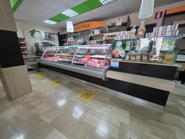 Locale Commerciale in vendita a Puglia, Bari