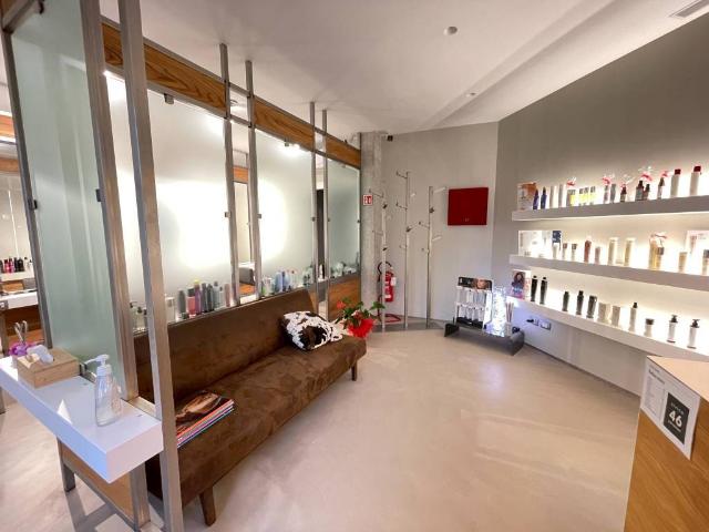 Locale Commerciale in vendita a Borgo Pracchiuso, Reana Del Roiale