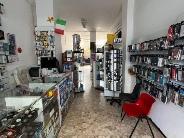 Locale Commerciale in vendita a Borgo Aquileia, Reana Del Roiale