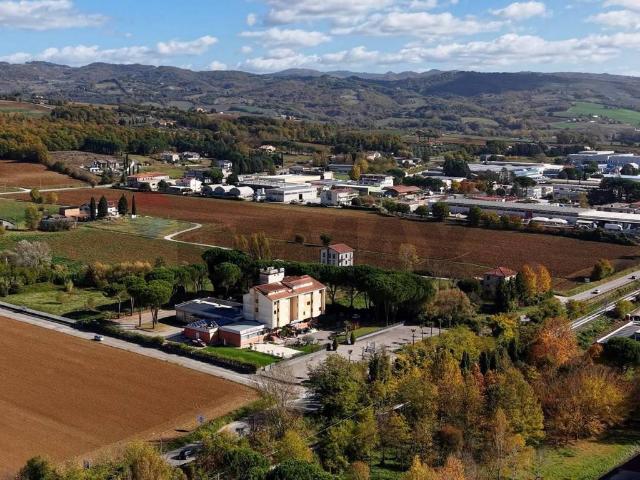 Locale Commerciale in vendita a Umbertide, Umbria