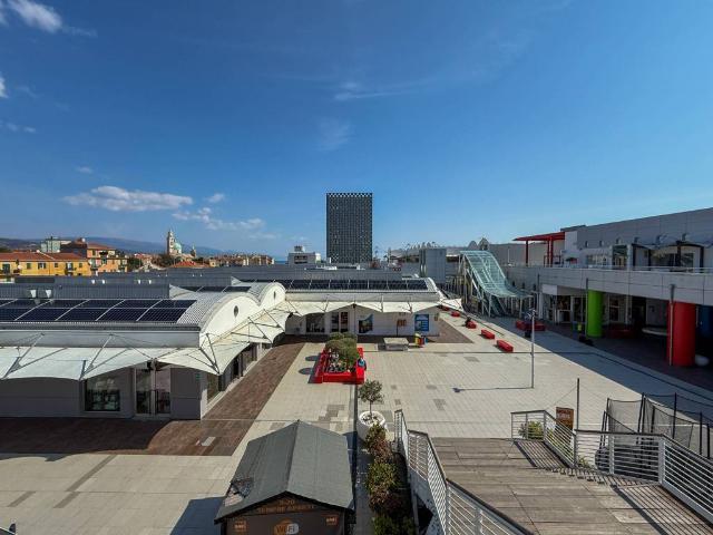 Locale Commerciale in vendita a San Genesio, Vado Ligure