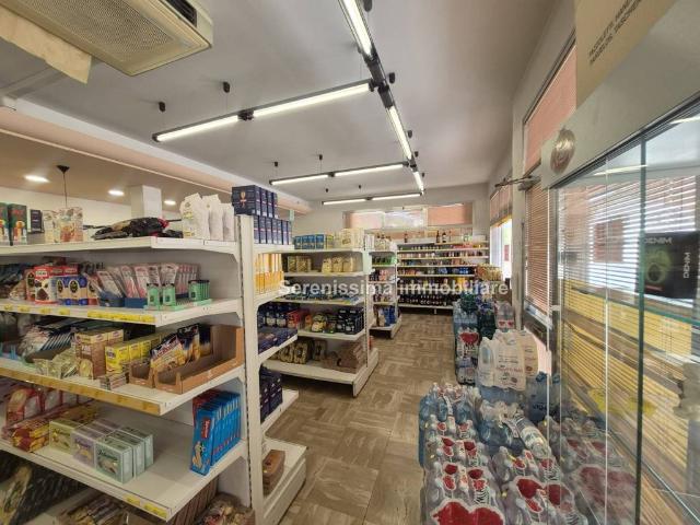 Locale Commerciale in vendita a Vallefoglia, Marche