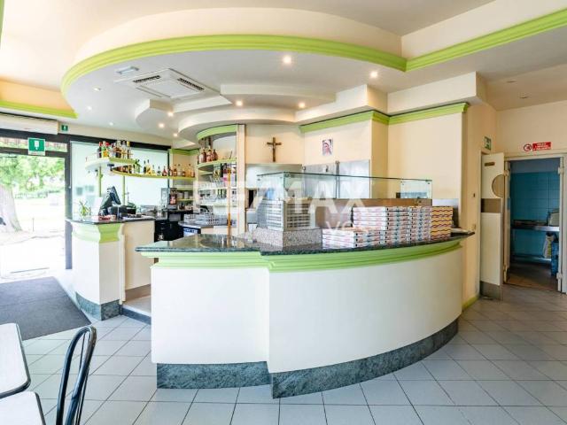 Locale Commerciale in vendita a Varallo Pombia, Novara