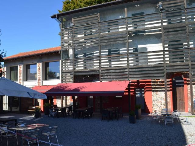 Locale Commerciale in vendita a Varallo Pombia, Novara