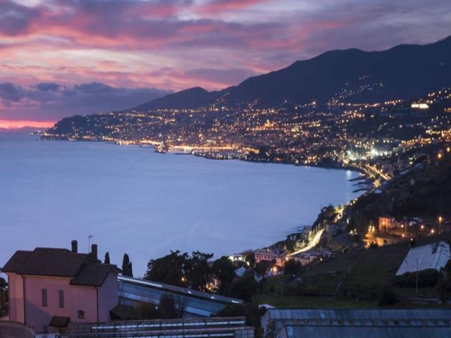 Locale Commerciale in vendita a Castagnabuona, Varazze