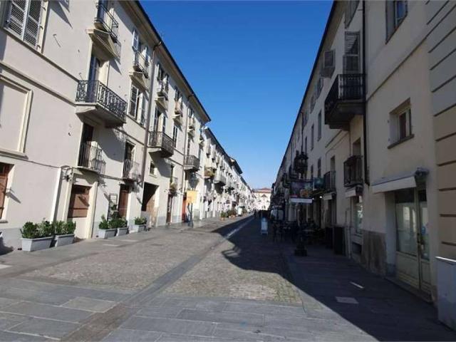 Locale Commerciale in vendita a Centro, Piemonte