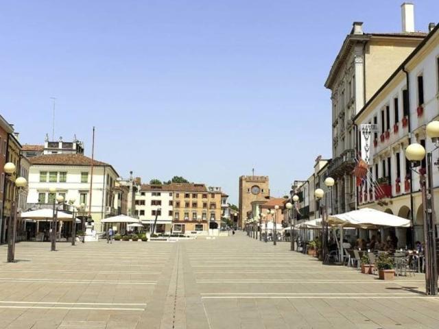 Locale Commerciale in vendita a Mestre-Carpenedo, Venezia