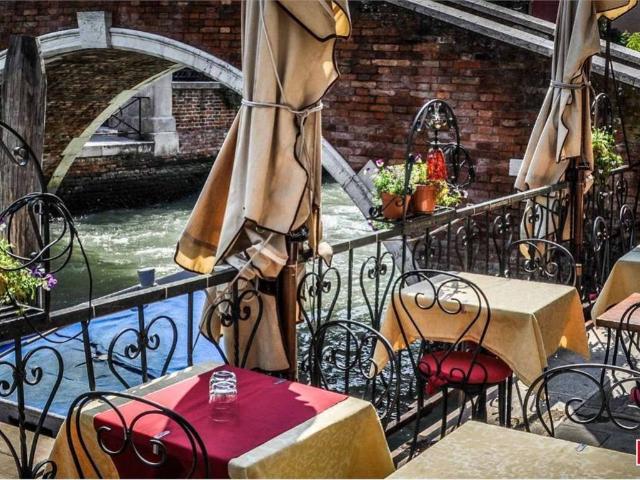 Locale Commerciale in vendita a Santa Croce, Venezia