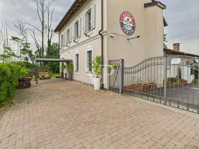 Locale Commerciale in vendita a Vernate, Lombardia