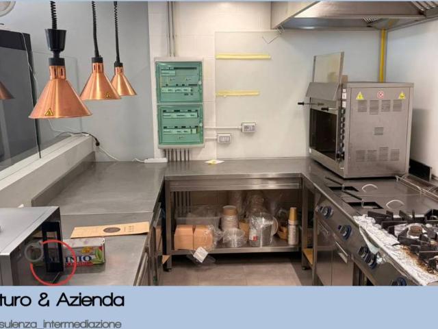 Locale Commerciale in vendita a Sud-Ovest, Brenzone