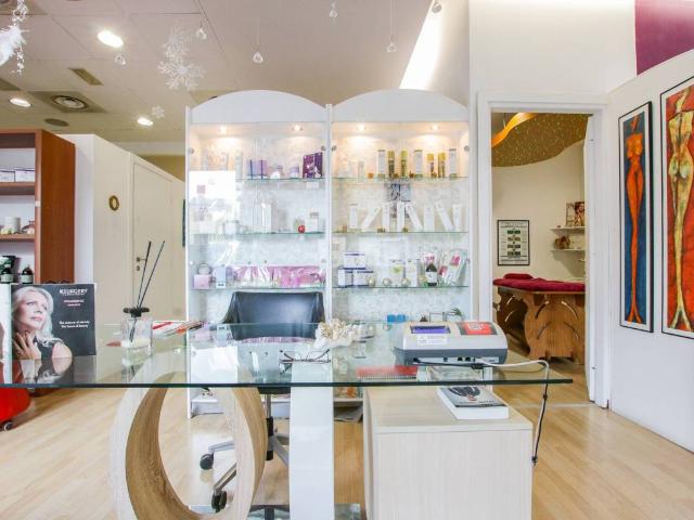 Locale Commerciale in vendita a Ovest, Brenzone